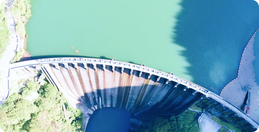 自然と巨大建造物の圧倒的体験